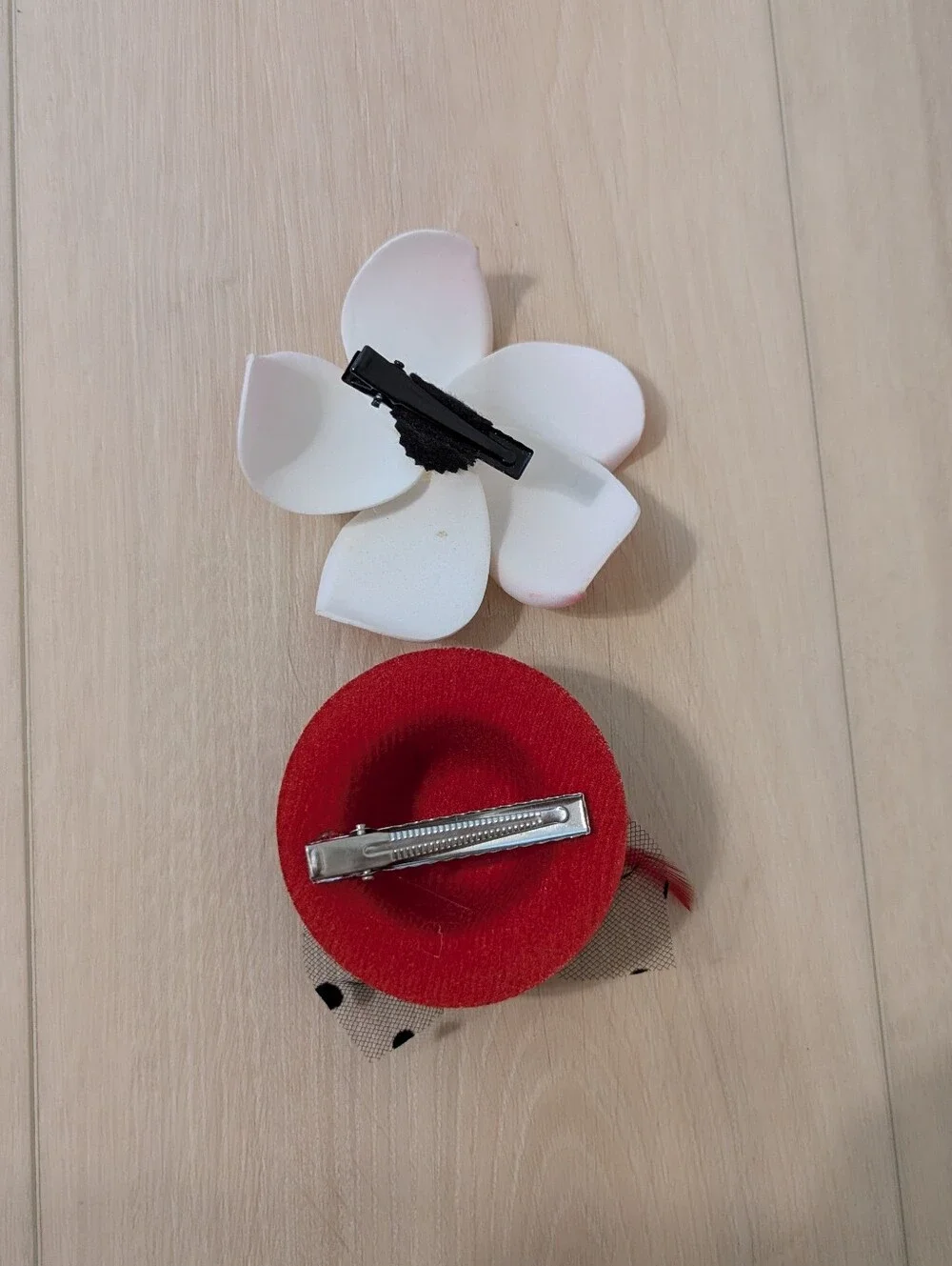 Vintage-Inspired Red Mini Fascinator with Feather & Veil Accent
